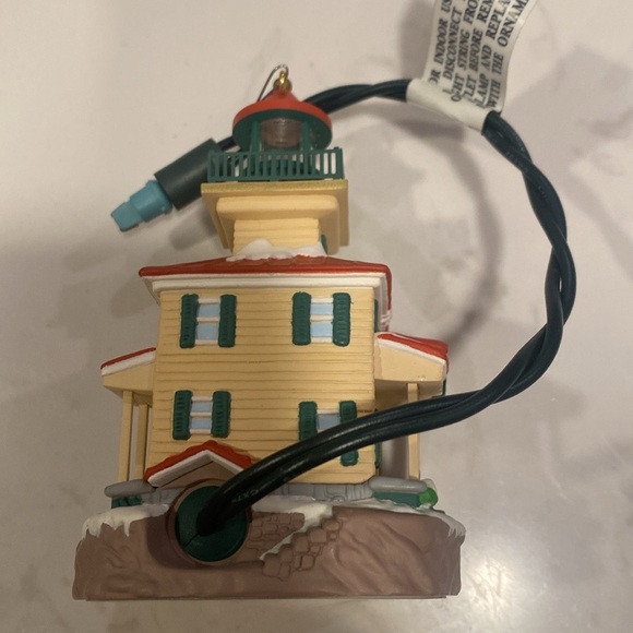 Hallmark Keepsake Magic 2002 Flashing Lighthouse #6 in series ornament - Picture 5 of 6